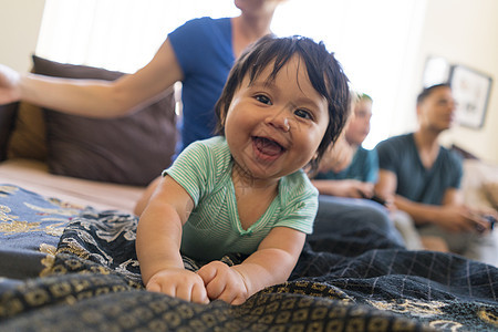 婴儿在沙发上开心的微笑图片