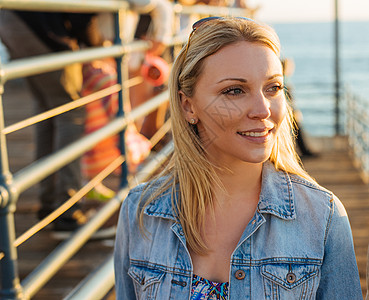 美国加利福尼亚州圣莫妮卡码头美丽的金发女图片