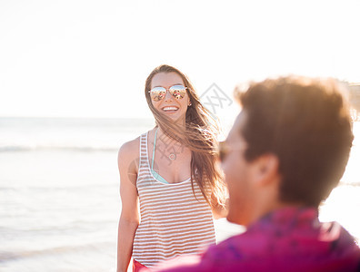 美国加利福尼亚州圣莫卡海滩上的年轻夫妇图片