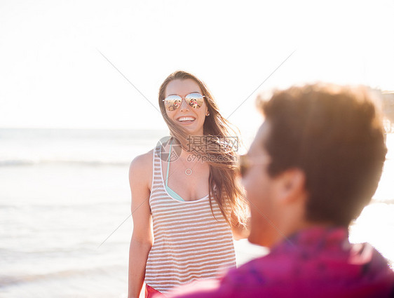 美国加利福尼亚州圣莫卡海滩上的年轻夫妇图片