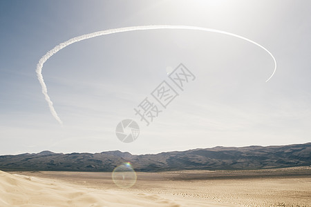 美国加利福尼亚州奥兰查天空中的飞行轨迹图片
