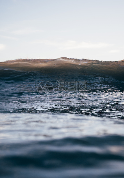 美国加利福尼亚州圣巴拉的海浪面图片