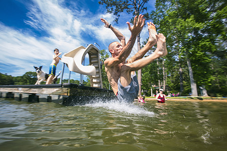 美国佐治亚州杰克逊湖码头跳水游玩图片