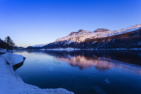 瑞士恩加丁冬季风景图片