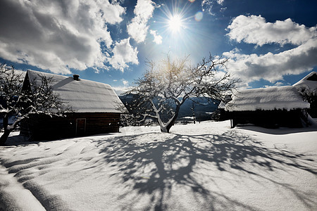 乌克兰喀尔巴阡山脉雪山乡村图片