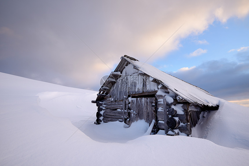乌克兰喀尔巴阡山脉雪山木屋图片