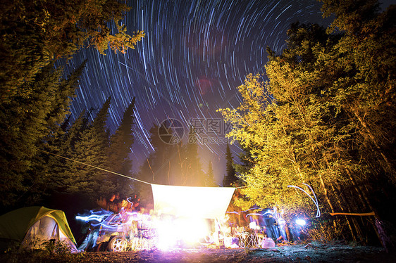 夜晚露营的星空美景图片