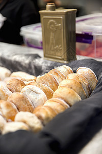 粮食市场摊位上的新鲜面包卷 图片