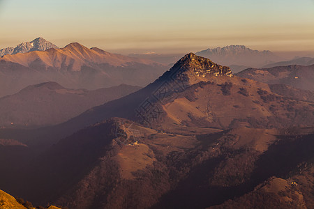 瑞士提契诺蒙特热罗索山黄昏高峰图片