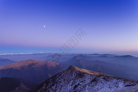 雪盖高山地貌峡谷雾瑞士蒂契诺蒙特热罗索背景图片
