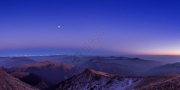 黎明时的全景大山观瑞士蒂契诺蒙特热罗索图片