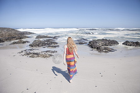 在南非开普敦海滩上漫步的女性图片