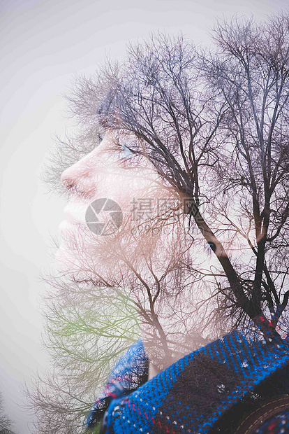 青年妇女侧颜和树木的双重曝光图片