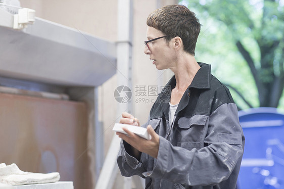 女工在做笔记图片