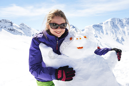 少女拥抱雪人的肖像图片