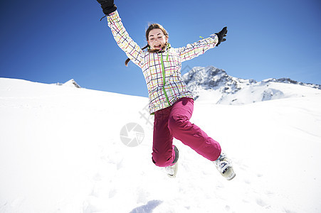 少女在雪中跳跃图片