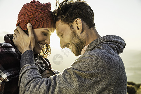 压缩镜头光斑面对拥抱的一夫妇在野外面拥抱背景