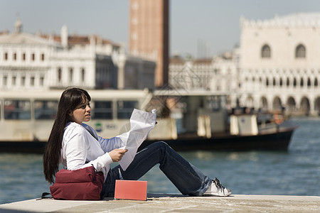 在海边阅读的青年女性图片