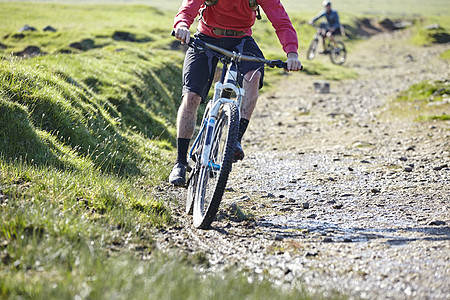 骑自行车从泥地下坡背景图片