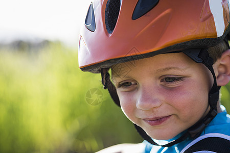 小男孩戴骑自行车头盔图片