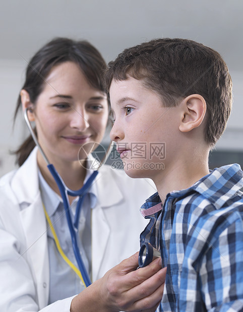 医生用听诊器检查男孩呼吸图片