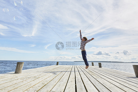 小男孩在码上跳跃图片