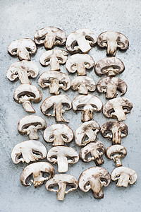 新鲜切片的蘑菇俯视图图片
