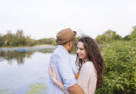 湖边拥抱的年轻夫妇图片