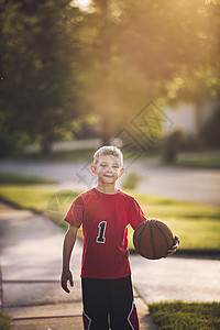 男孩打篮球的肖像图片