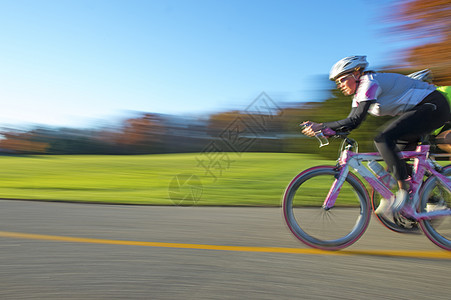自行车骑手的公路上比赛图片