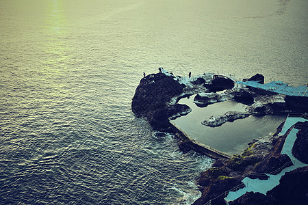 葡萄牙马德拉海洋中岩石码头的俯视图图片