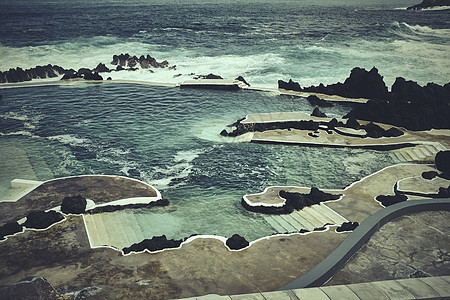 葡萄牙莫尼兹港马德拉入海混凝土台阶立面图图片