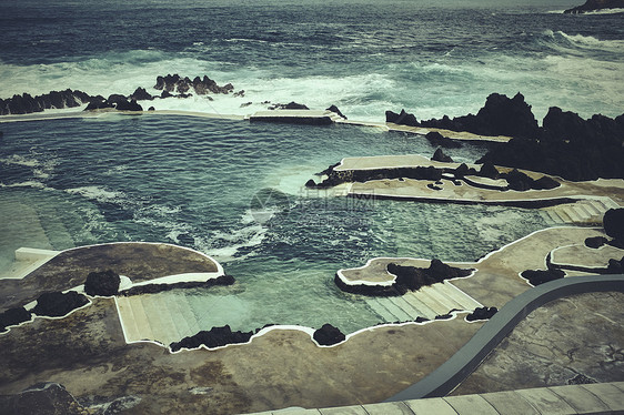 葡萄牙莫尼兹港马德拉入海混凝土台阶立面图图片