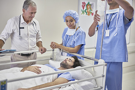 医生围在住院病人床前慰问照顾图片