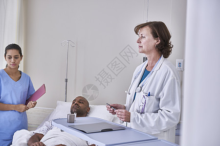 医生诊断躺在病床上的病人图片