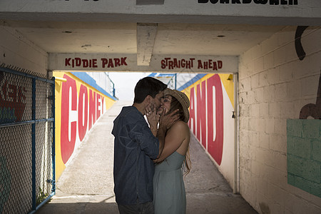 美国纽约布鲁克林科尼岛内一对情侣拥吻图片