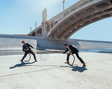 美国加利福尼亚州洛杉矶河商人用绳子拔河图片