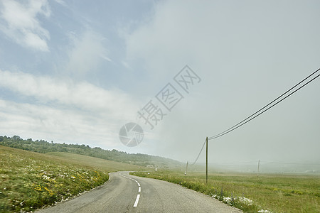 一半晴天一半雾天的农村公路图片