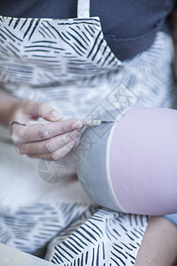 女陶艺师在陶器上雕刻花纹图片