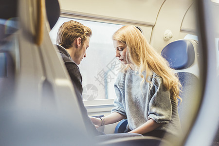 意大利火车厢中的年轻夫妇图片