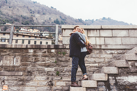 意大利科莫湖楼梯上拥抱的小夫妇图片
