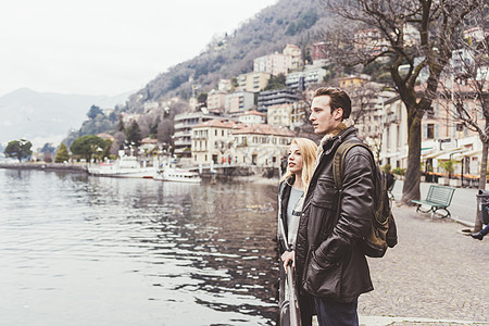 在意大利科莫湖边的年轻夫妇图片