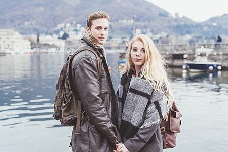 意大利科莫湖的浪漫年轻夫妇的肖像图片