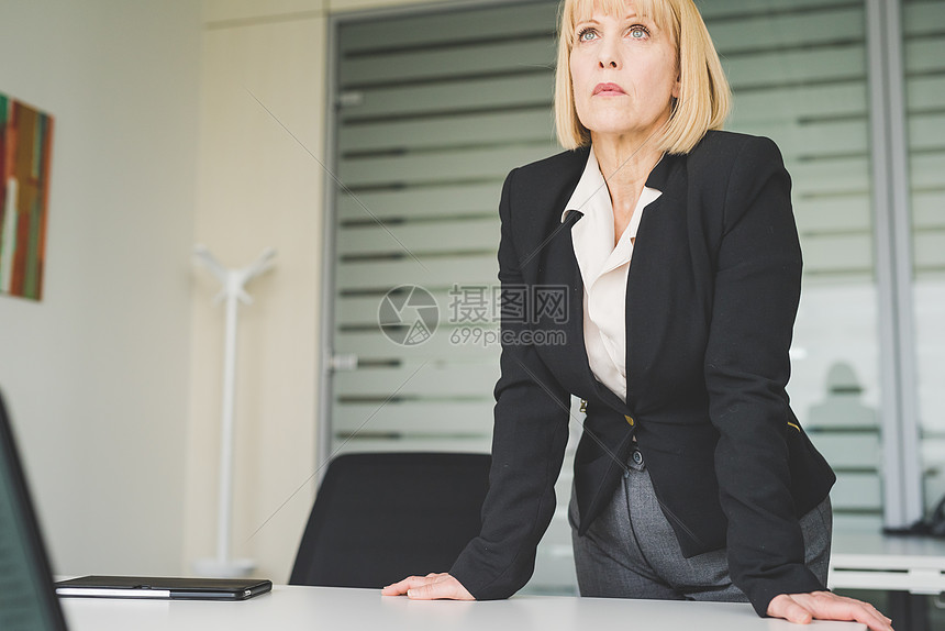 办公桌前表情严肃的中年女人图片