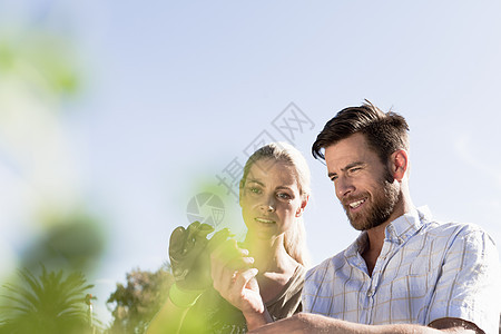 菜地里检查植物的中年夫妇图片