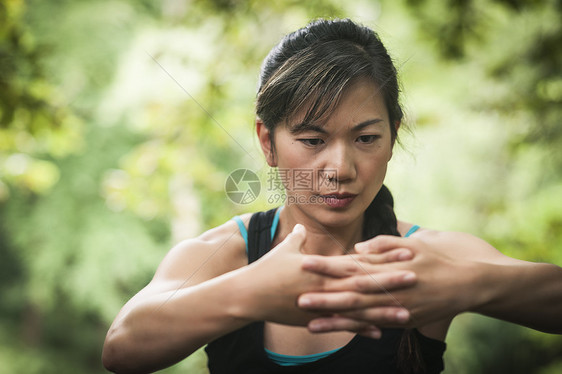 中年女子在森林中锻炼拉伸图片