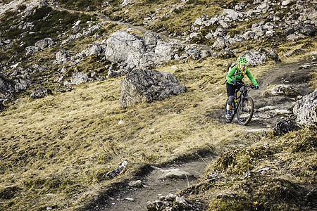 奥地利山的骑自行车的赛事员图片