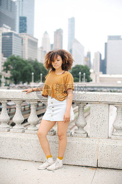 伊利诺斯州芝加哥女性靠在石头栏杆上