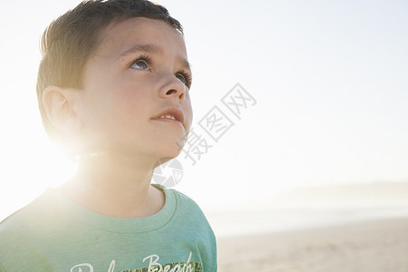 海滩上男孩的肖像向远看图片