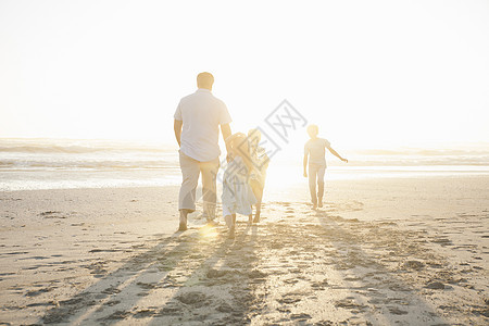 在海边步行到洋的滩上对家人近视图片